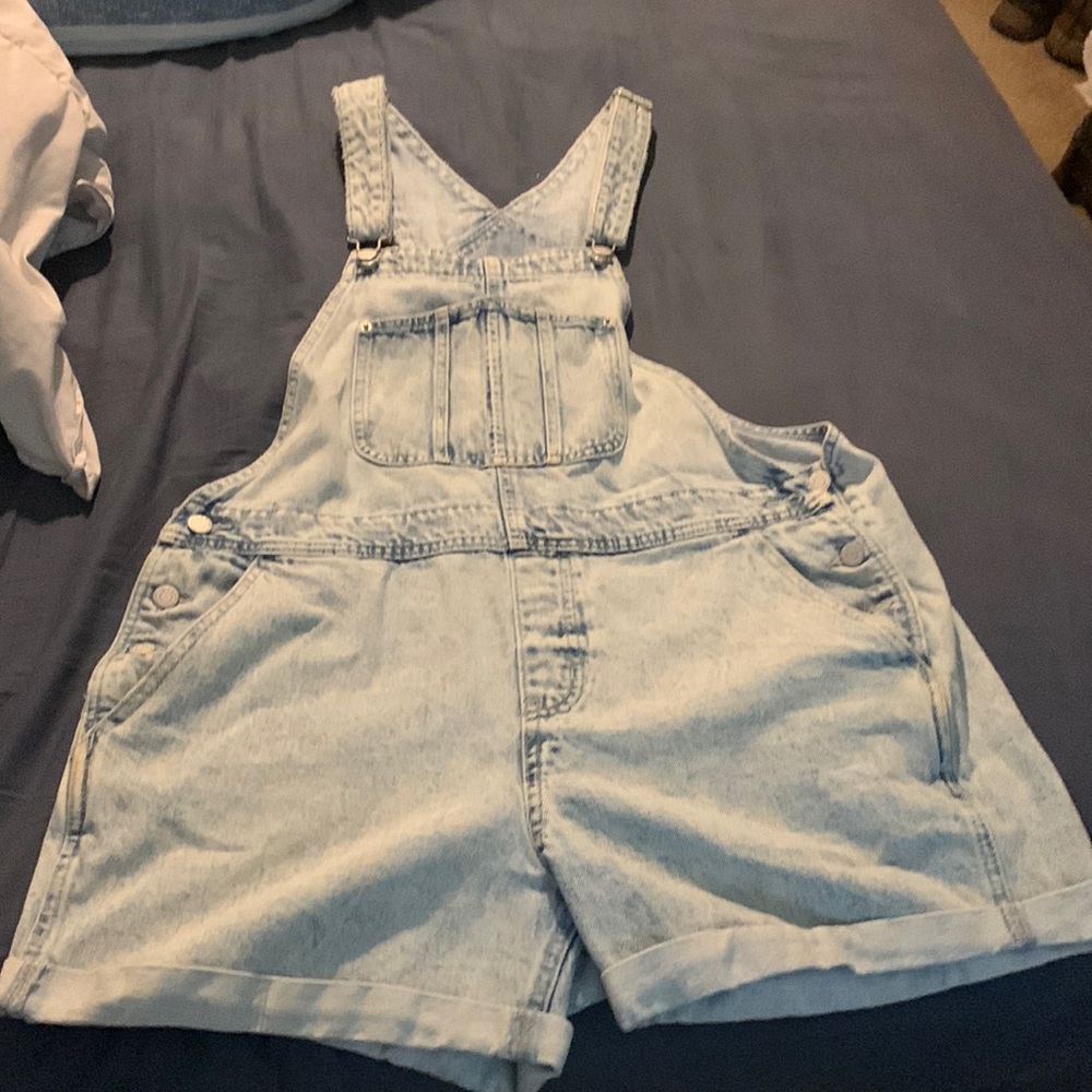 Women’s Old Navy short non stretch overalls. Size Large